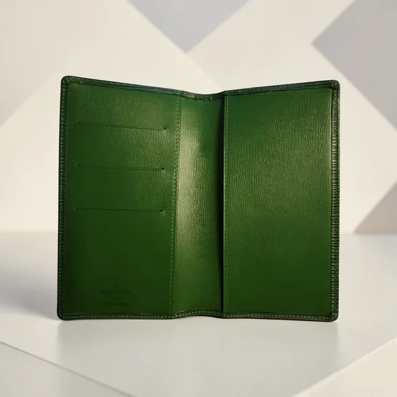 LV Passport And Card Holder - Picture 1 of 8